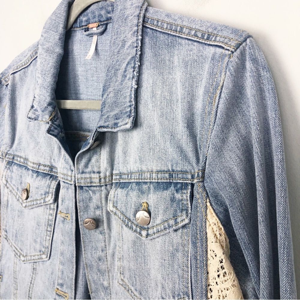 FREE PEOPLE | Crochet Lace Insert Cropped Denim Jean Jacket Women’s Size M - Picture 4 of 11